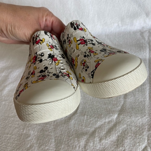 NATIVE Shoes Kids Size J2 Disney Jefferson Mickey Mouse Print All Over Water - Picture 3 of 7
